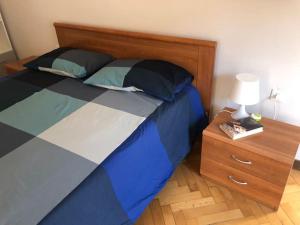 una camera da letto con un letto e un comodino con una lampada di Light House: luce e charme come in un piccolo faro a Trieste