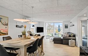 Un comedor y una sala de estar con mesa y sillas. en Cozy Home In Haderslev With Wifi, en Haderslev