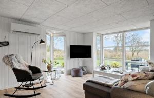 Una televisión o centro de entretenimiento en Cozy Home In Haderslev With Wifi