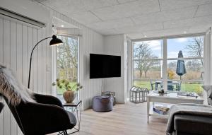 Una televisión o centro de entretenimiento en Cozy Home In Haderslev With Wifi