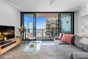 A seating area at Chic 1-Bed with Harbour Views & Pool by Tram Line