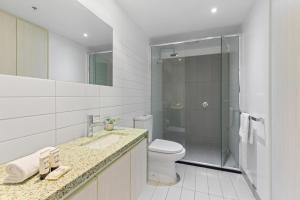 A bathroom at Chic 1-Bed with Harbour Views & Pool by Tram Line