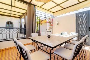 a dining room with a table and chairs at Riad La Kasbah secrète in Marrakech