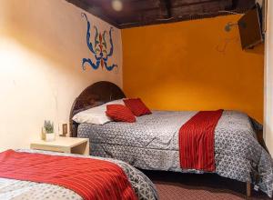 Postel nebo postele na pokoji v ubytování Rumi's Inn