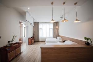 Postel nebo postele na pokoji v ubytování Meizhou Island Lijia Xiaoyuan B&B