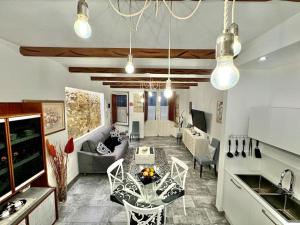 a kitchen and living room with a table and chairs at Luxury Centre, Cagliari, Sardegna by Home&Experience in Cagliari