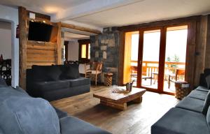 Ruang duduk di Prestigious Chalet for 18 Guests, Pool & Jacuzzi, close to slopes and resort center +33 gambar