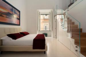 una camera con un letto e una scala di A.RI.EL luxury apartment a Napoli