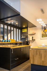 Una cocina o zona de cocina en Little Suite - Marius et Romain