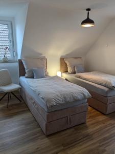Postel nebo postele na pokoji v ubytování Moderne 70qm OG Wohnung nahe Würzburg, DAA, A3, A7, A81 in Fuchsstadt + 12 fotografií