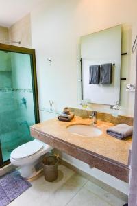 Bilik mandi di Elegant and comfortable villa in Real Montejo
