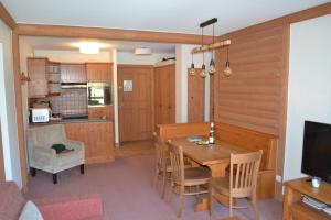 O bucătărie sau chicinetă la Les Arcs 1950 - appartement 6 pers.