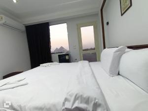 Postel nebo postele na pokoji v ubytování NEW ASSER HOTEL PYRAMID