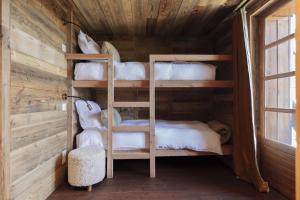 Un pat sau paturi într-o cameră la Demeure Sauvage - Étage 1