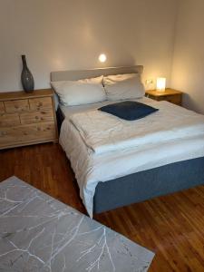 Postel nebo postele na pokoji v ubytování Gemütliche EG Wohnung nahe DAA, Würzburg, A3, A7, A81, in Fuchsstadt + 2 fotografie