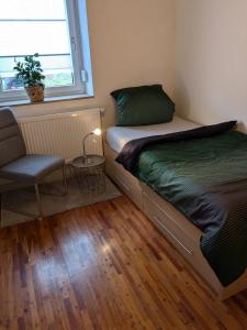 Postel nebo postele na pokoji v ubytování Gemütliche EG Wohnung nahe DAA, Würzburg, A3, A7, A81, in Fuchsstadt