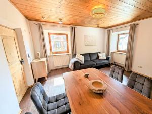 Neu! Moderner bayrischer Flair vor Pilatushaus في اوبرامرغو: غرفة معيشة مع طاولة وأريكة