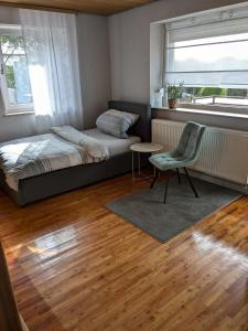 Postel nebo postele na pokoji v ubytování Gemütliche EG Wohnung nahe DAA, Würzburg, A3, A7, A81, in Fuchsstadt