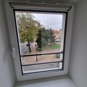 ventana en una habitación con vistas a la calle en Apartament Centrum 5, en Leszno 6 fotos más