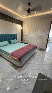 Vedika resort loadging and boarding客房内的一张或多张床位
