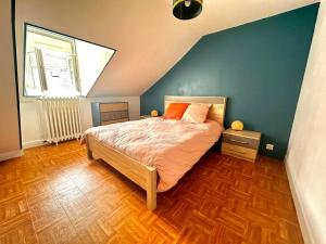 a bedroom with a bed with a large window at L'appartement en bord de Loire de Quentin & Manon in Sully-sur-Loire