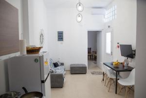 Kuchyň nebo kuchyňský kout v ubytování Aimou Studio's Apartment's