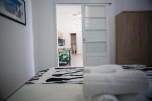 Postel nebo postele na pokoji v ubytování Aimou Studio's Apartment's