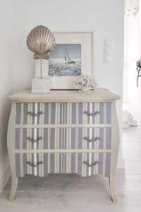 een consoletafel met daarop een afbeelding bij QBF Quality Beachfront in Torre del Mar +20 foto's