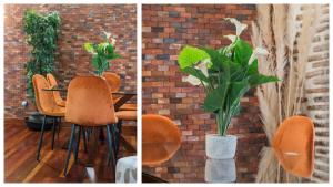 una mesa con sillas y un jarrón con una planta en Apartamentos Las Teresitas junto a la Catedral, en Toledo