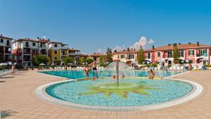 Bazén v ubytování Villaggio Sant'Andrea nebo v jeho okolí