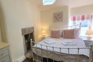 Postel nebo postele na pokoji v ubytování Tudor Cottage Hope Valley