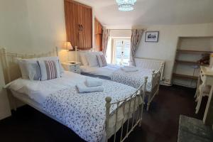 Postel nebo postele na pokoji v ubytování Tudor Cottage Hope Valley