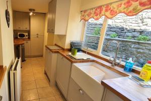 Kuchyň nebo kuchyňský kout v ubytování Tudor Cottage Hope Valley