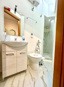 Un baño con lavabo, inodoro y ducha. en B&B Mare Salotto, en Pescara 4 fotos más