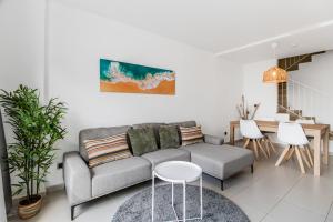 un soggiorno con un divano e un tavolo di Agaete Serenity 2BR ad Agaete Altre 21 foto
