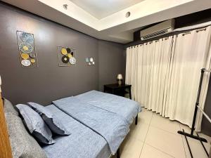 Giường trong phòng chung tại Kathys crib 32sqm Condo Shell Residences +58 ảnh