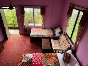 Rúm í herbergi á Fewa View Cottage Yoga Retreat Pokhara