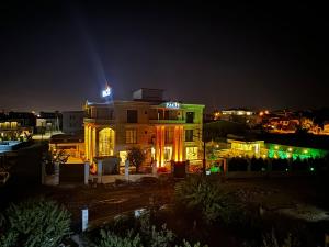 un edificio illuminato di notte di Pacis Antakya a Hatay