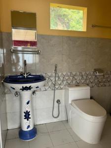 Fewa View Cottage Yoga Retreat Pokhara的一间浴室