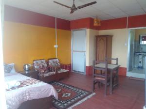 Fewa View Cottage Yoga Retreat Pokhara客房内的一张或多张床位