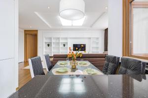 een eetkamer en woonkamer met een tafel en stoelen bij HIGHVILL PARK in Astana