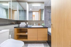 een badkamer met wastafel en toilet bij HIGHVILL PARK in Astana +18 foto's