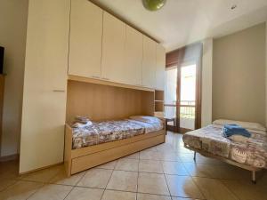 una camera con due letti e un armadio di Casa BERTO Anagnina a La Romanina