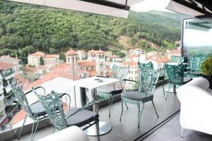 einen Balkon mit Stühlen, einem Tisch und Aussicht in der Unterkunft Lingos Hotel in Florina