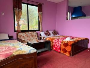 Fewa View Cottage Yoga Retreat Pokhara客房内的一张或多张床位