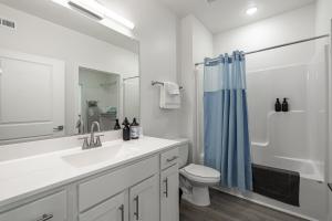 ein Badezimmer mit Waschbecken, Toilette und Dusche in der Unterkunft Magnolia Apt - TH03 - Tourist Homes of Richmond in Richmond + 11 Fotos