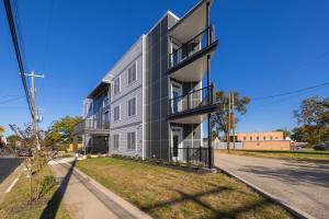 ein Mehrfamilienhaus an der Ecke einer Straße in der Unterkunft Magnolia Apt - TH03 - Tourist Homes of Richmond in Richmond