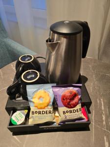 Maldron Hotel Brighton City Centre的咖啡和沏茶工具