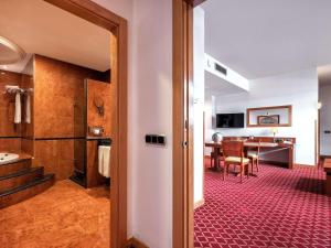 TV a/nebo společenská místnost v ubytování Hotel Zentral León