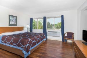 Postel nebo postele na pokoji v ubytování Super 8 by Wyndham Kingston